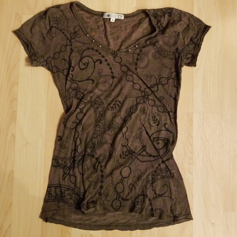 Brown tee shirt with black details.
